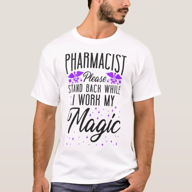 Camiseta Farmacéutico Por Favor, Retroceda Mientras Trabajo (Anverso)