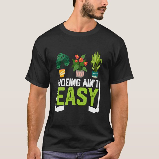Camiseta Farmer Hoeing Ain't Easy Vegetable Plants Gardenin (Anverso)