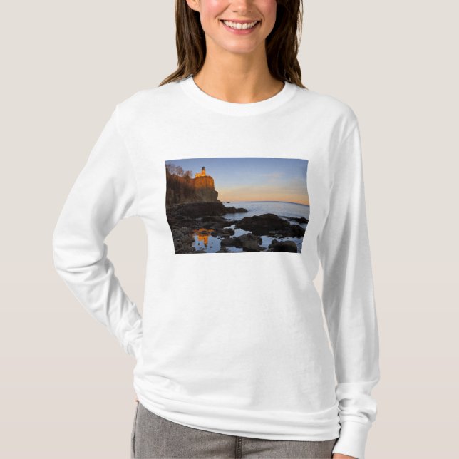 Camiseta Faro de Split Rock al atardecer cerca de Two (Anverso)