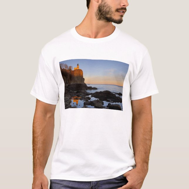 Camiseta Faro de Split Rock al atardecer cerca de Two (Anverso)