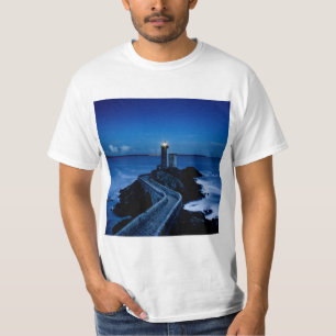 Camiseta Faro en la pared en el océano por la noche