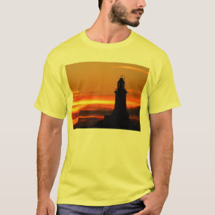 Camiseta Faro y cielo en llamas