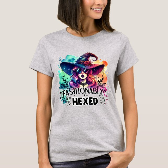 Camiseta "Fashionably Hexed Witch – Modern Style Halloween  (Anverso)