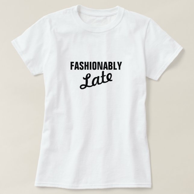 CAMISETA FASHIONABLY LATE (Diseño del anverso)