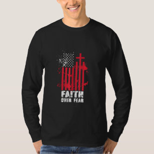Camiseta Fe Del Miedo El Sacerdote De La Cruz De La Bandera