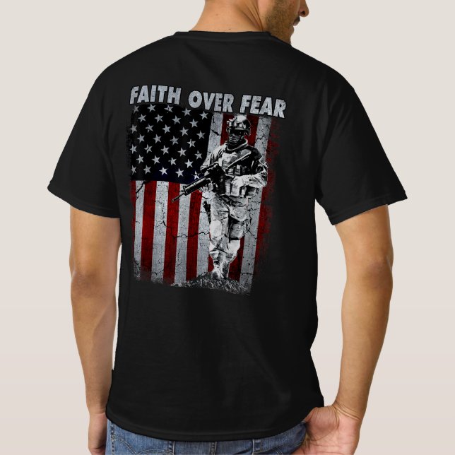 Camiseta Fe por miedo a patriota soldado de la bandera esta (Reverso)