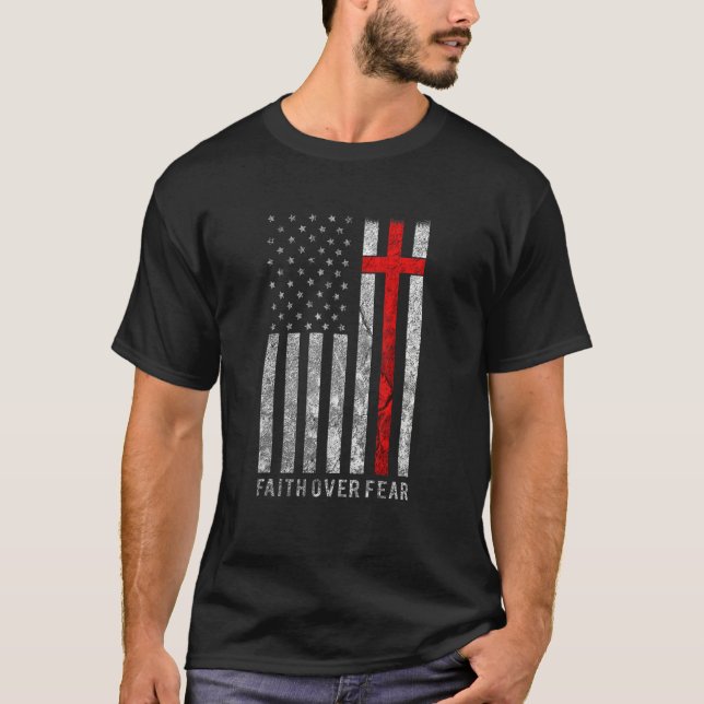 Camiseta Fe por miedo Christain a Cross American Flag Bibl (Anverso)