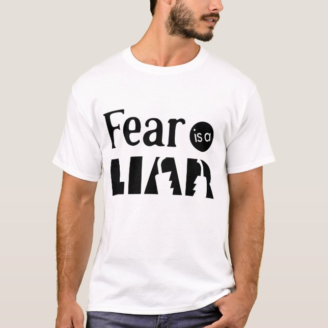 Camiseta Fear Is a Liar – Broken Lock Typography Design (Anverso)