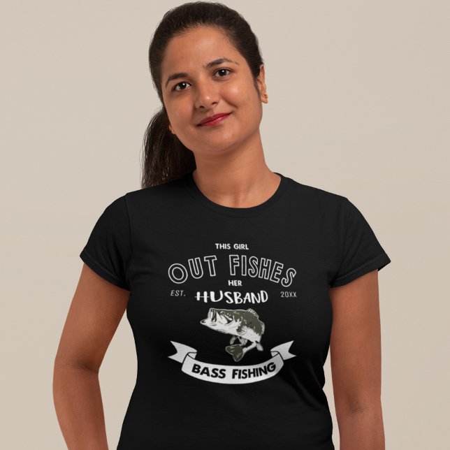 Camiseta Fecha del Boda de pesca de bajura de maridos de pe (Funny bass fishing wife t-shirt for the woman who out-fishes her husband!)