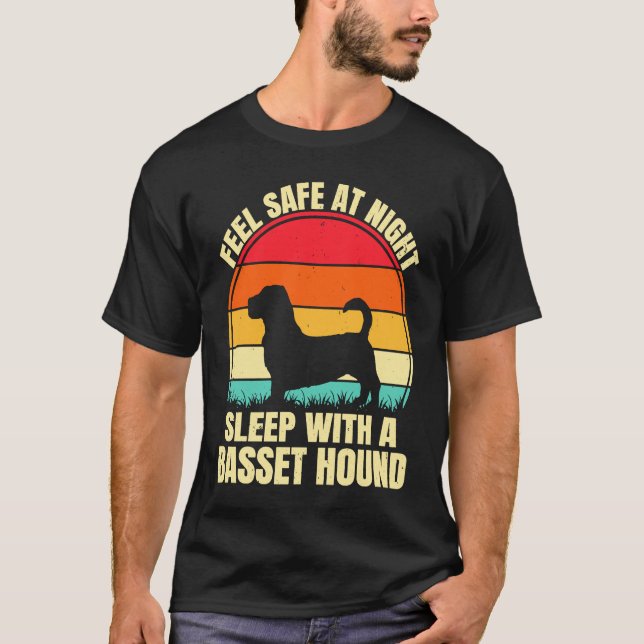 Camiseta Feel Safe at Night Sleep With a Basset Hound (Anverso)