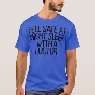 Camiseta Feel Safe At Night Sleep With A Doctor Funny 
