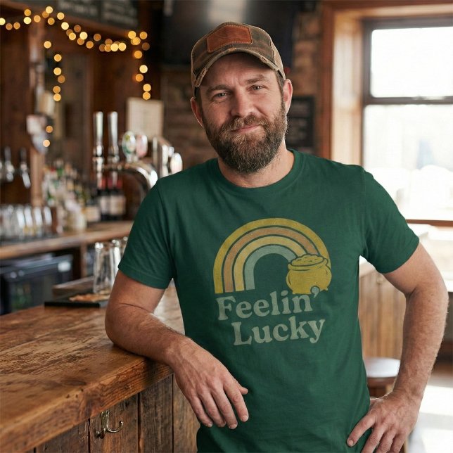 Camiseta Feelin' Lucky Retro Rainbow Pot of Gold (Subido por el creador)