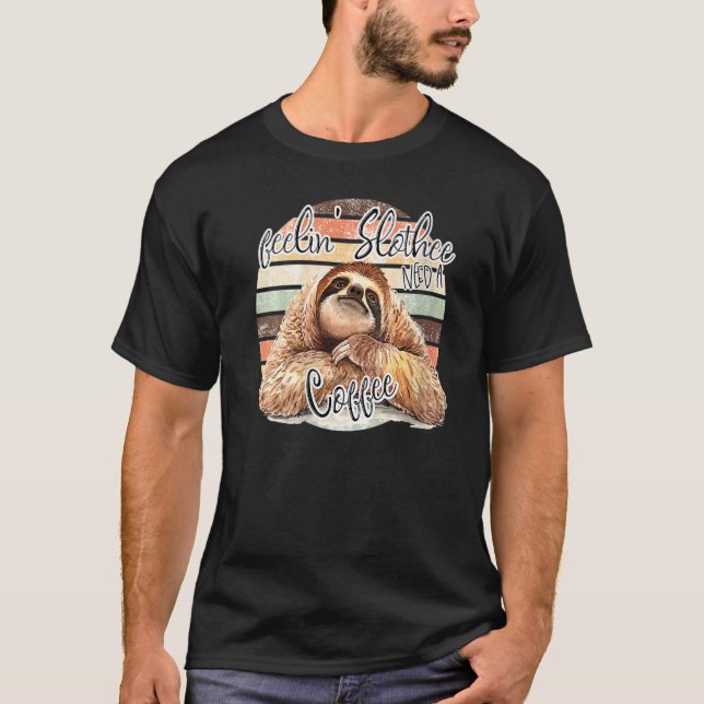 Camiseta Feelin Slothee Need A Coffee Sloth Coffee Retro (Anverso)