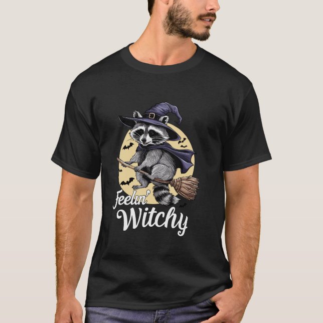 Camiseta Feelin Witchy Cute Raccoon Halloween Witch Spooki (Anverso)