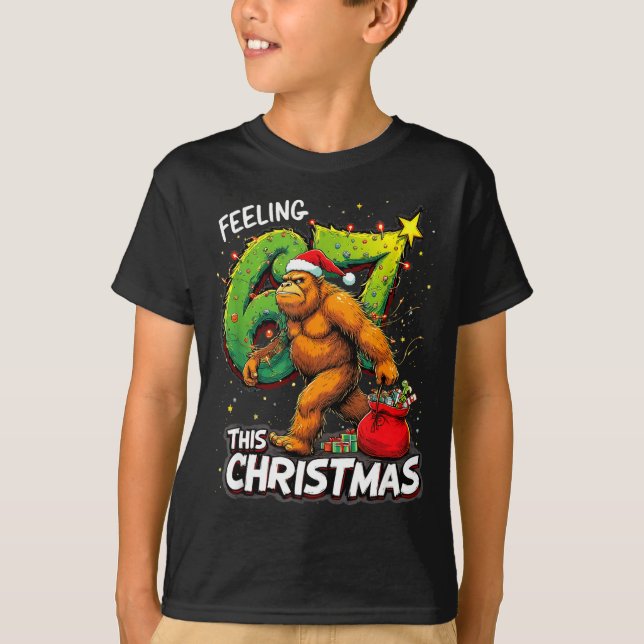 Camiseta Feeling 67 Funny Christmas Bigfoot Holiday  (Anverso)