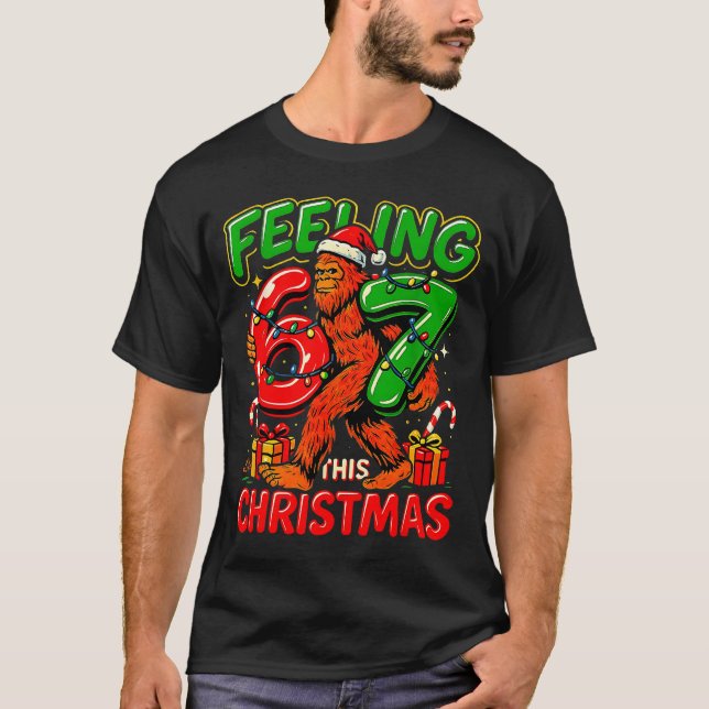 Camiseta Feeling 67 This Christmas Funny Bigfoot  (Anverso)