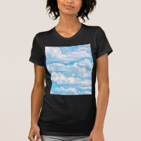 Felices nubes soleadas luz azul cielo fondo