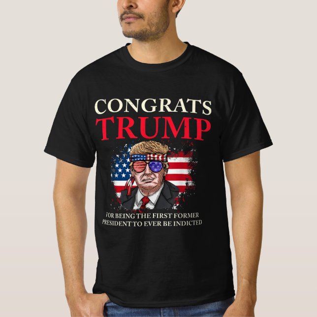 Camiseta Felicitaciones a Trump, acusado de cargos gracioso (Anverso)