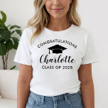 Camiseta Felicitaciones Graduación del nombre del guión neg<br><div class="desc">Camisa de fiesta de graduación de personalizados perfecta para padres orgullosos y la familia del graduado. Celebra el graduado con un diseño sencillo y elegante que incluye "Felicitaciones" con el primer nombre del graduado en escritura moderna y su año de clase, acentuado con un gorro de graduación. El espacio para...</div>