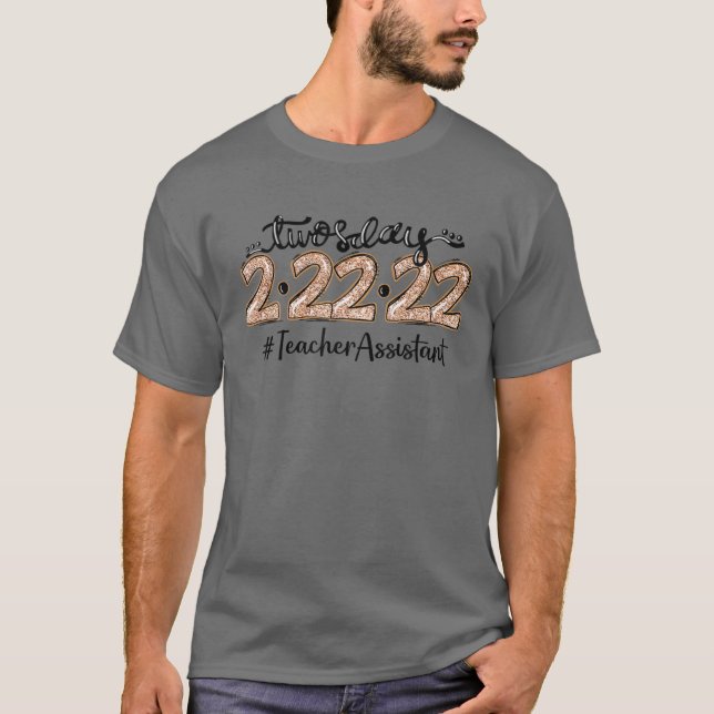 Camiseta Feliz 2/22/22 dos días martes - Asistente de profe (Anverso)