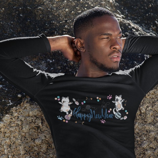 Camiseta Feliz Año Nuevo Entre Gatitos Balanceados En Un Ya (Happy New Year Between Kittens Balanced On A Yarn T-Shirt)