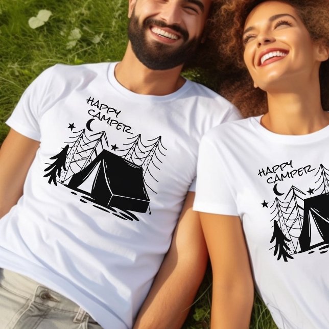 Camiseta Feliz carpa de arte de caravana en el bosque (Camping T-shirt with Happy Camper and black camping scene with sketched tent in the woods)