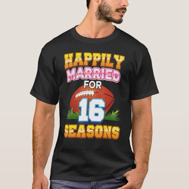 Camiseta Feliz Casamiento Por 16 Estaciones De Fútbol Años  (Anverso)