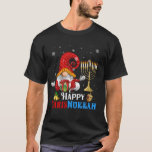 Camiseta Feliz Chrismukkah Gnome Navidades Hanukkah<br><div class="desc">Funny Gnomes Hanukkah Design,  con adorables tres jardines Gnomie,  luces de Navidad,  cargando menorah y dreidel en un festivo Día Judío Luces Ornament Decor,  Gran regalo de Navidad Hanukkah Chanukah.</div>