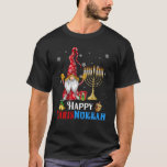 Camiseta Feliz Chrismukkah Gnome Navidades Hanukkah<br><div class="desc">Funny Gnomes Hanukkah Design,  con adorables tres jardines Gnomie,  luces de Navidad,  cargando menorah y dreidel en un festivo Día Judío Luces Ornament Decor,  Gran regalo de Navidad Hanukkah Chanukah.</div>