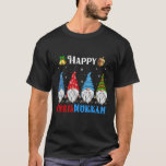 Camiseta Feliz Chrismukkah Gnomes Navidades Hanukkah<br><div class="desc">Funny Gnomes Hanukkah Design,  con adorables tres jardines Gnomie,  luces de Navidad,  cargando menorah y dreidel en un festivo Día Judío Luces Ornament Decor,  Gran regalo de Navidad Hanukkah Chanukah.</div>