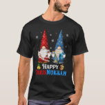 Camiseta Feliz Chrismukkah Gnomes Navidades Hanukkah<br><div class="desc">Funny Gnomes Hanukkah Design,  con adorables tres jardines Gnomie,  luces de Navidad,  cargando menorah y dreidel en un festivo Día Judío Luces Ornament Decor,  Gran regalo de Navidad Hanukkah Chanukah.</div>