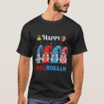 Camiseta Feliz Chrismukkah Gnomes Navidades Hanukkah<br><div class="desc">Funny Gnomes Hanukkah Design,  con adorables tres jardines Gnomie,  luces de Navidad,  cargando menorah y dreidel en un festivo Día Judío Luces Ornament Decor,  Gran regalo de Navidad Hanukkah Chanukah.</div>