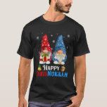 Camiseta Feliz Chrismukkah Gnomes Navidades Hanukkah<br><div class="desc">Funny Gnomes Hanukkah Design,  con adorables tres jardines Gnomie,  luces de Navidad,  cargando menorah y dreidel en un festivo Día Judío Luces Ornament Decor,  Gran regalo de Navidad Hanukkah Chanukah.</div>