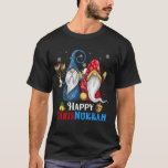 Camiseta Feliz Chrismukkah Gnomes Navidades Hanukkah<br><div class="desc">Funny Gnomes Hanukkah Design,  con adorables tres jardines Gnomie,  luces de Navidad,  cargando menorah y dreidel en un festivo Día Judío Luces Ornament Decor,  Gran regalo de Navidad Hanukkah Chanukah.</div>