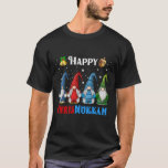 Camiseta Feliz Chrismukkah Gnomes Navidades Hanukkah<br><div class="desc">Funny Gnomes Hanukkah Design,  con adorables tres jardines Gnomie,  luces de Navidad,  cargando menorah y dreidel en un festivo Día Judío Luces Ornament Decor,  Gran regalo de Navidad Hanukkah Chanukah.</div>