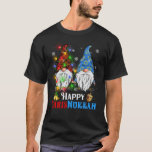 Camiseta Feliz Chrismukkah Gnomes Navidades Hanukkah<br><div class="desc">Funny Gnomes Hanukkah Design,  con adorables tres jardines Gnomie,  luces de Navidad,  cargando menorah y dreidel en un festivo Día Judío Luces Ornament Decor,  Gran regalo de Navidad Hanukkah Chanukah.</div>