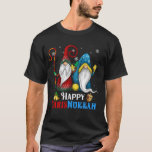 Camiseta Feliz Chrismukkah Gnomes Navidades Hanukkah<br><div class="desc">Funny Gnomes Hanukkah Design,  con adorables tres jardines Gnomie,  luces de Navidad,  cargando menorah y dreidel en un festivo Día Judío Luces Ornament Decor,  Gran regalo de Navidad Hanukkah Chanukah.</div>