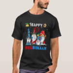 Camiseta Feliz Chrismukkah Gnomes Navidades Hanukkah<br><div class="desc">Funny Gnomes Hanukkah Design,  con adorables tres jardines Gnomie,  luces de Navidad,  cargando menorah y dreidel en un festivo Día Judío Luces Ornament Decor,  Gran regalo de Navidad Hanukkah Chanukah.</div>