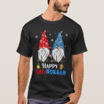 Camiseta Feliz Chrismukkah Gnomes Navidades Hanukkah<br><div class="desc">Funny Gnomes Hanukkah Design,  con adorables tres jardines Gnomie,  luces de Navidad,  cargando menorah y dreidel en un festivo Día Judío Luces Ornament Decor,  Gran regalo de Navidad Hanukkah Chanukah.</div>