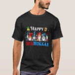 Camiseta Feliz Chrismukkah Gnomes Navidades Hanukkah<br><div class="desc">Funny Gnomes Hanukkah Design,  con adorables tres jardines Gnomie,  luces de Navidad,  cargando menorah y dreidel en un festivo Día Judío Luces Ornament Decor,  Gran regalo de Navidad Hanukkah Chanukah.</div>