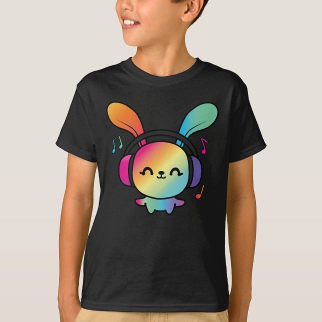 Camiseta Feliz Conejo con auriculares escuchando música. (Anverso)