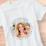 Camiseta Feliz cumpleaños, moderna y simple foto Personaliz<br><div class="desc">Este diseño sencillo y moderno se compone de una tipografía de suero y añade una foto personalizado. Usar este pegatina como una etiqueta de regalo para el regalo para la celebración de cumpleaños</div>