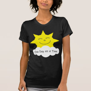 Camiseta feliz del sol de "un día a la vez"