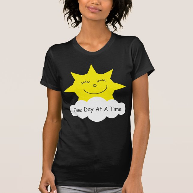 Camiseta feliz del sol de "un día a la vez" (Anverso)