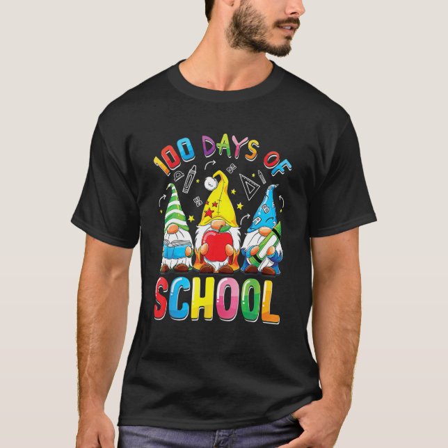 Camiseta Feliz Día 100 De La Escuela Tres Gnomes Té Virtual (Anverso)