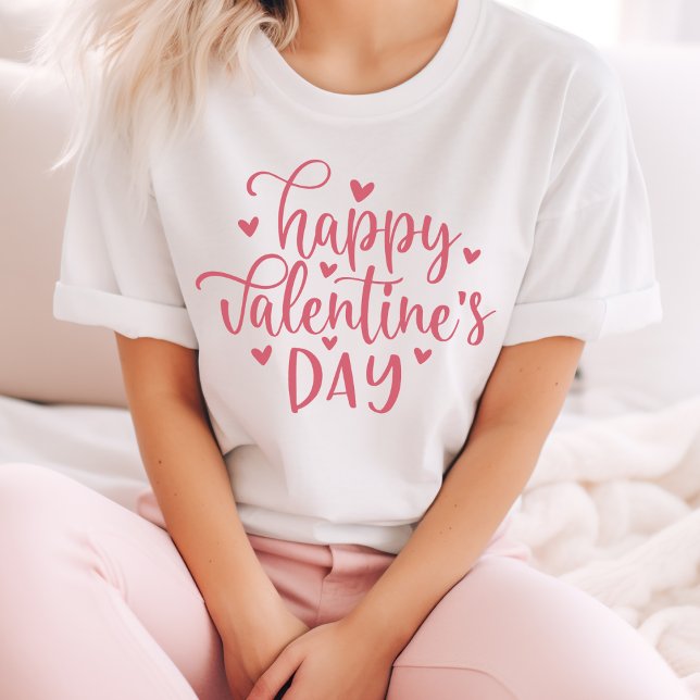 Camiseta Feliz Día de San Valentín Guión Rosa con corazones (Happy Valentine's Day Pink Script With Hearts T-Shirt)