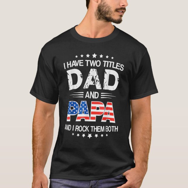 Camiseta Feliz Día del Padre, tengo dos títulos, papá y (Anverso)