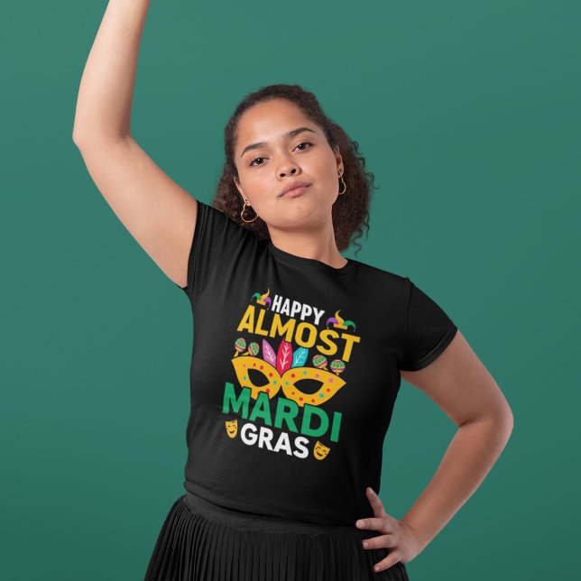 Camiseta Feliz disfraz de casi Mardi Gras, fiesta carnaval (Subido por el creador)