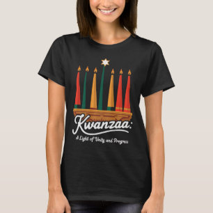 Camiseta Feliz feriado africano por las velas de Kwanzaa