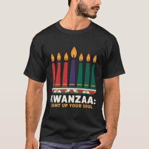 Camiseta Feliz feriado africano por las velas de Kwanzaa